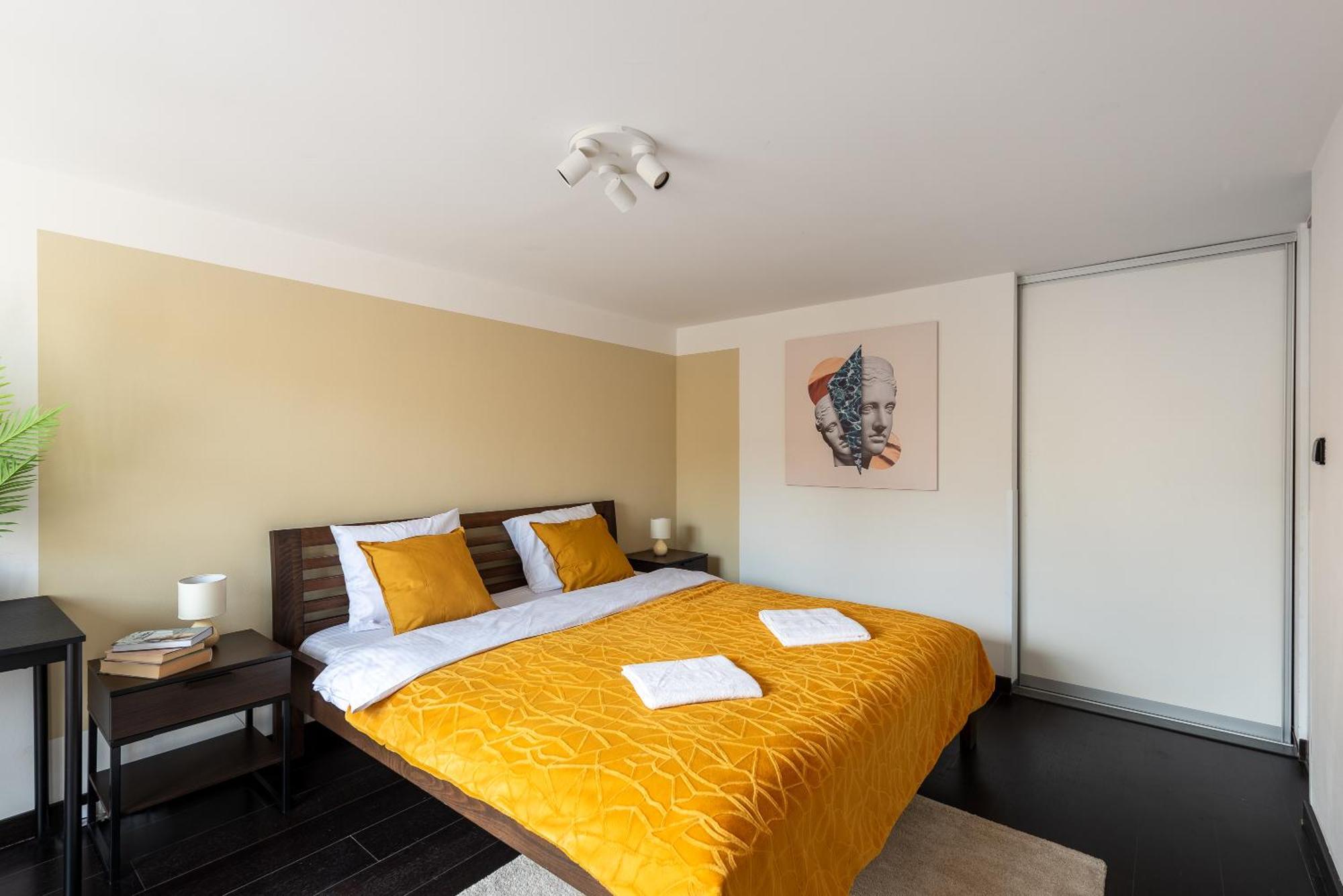 2-Level Apartments On Krizikova Near The Metro Prague Exterior photo